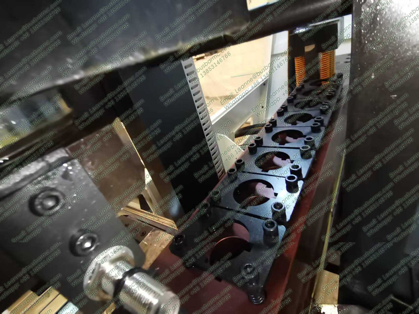 Automatic busbar feeding station