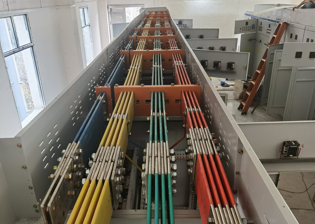 Bus duct system internal busbar configuration and connection
