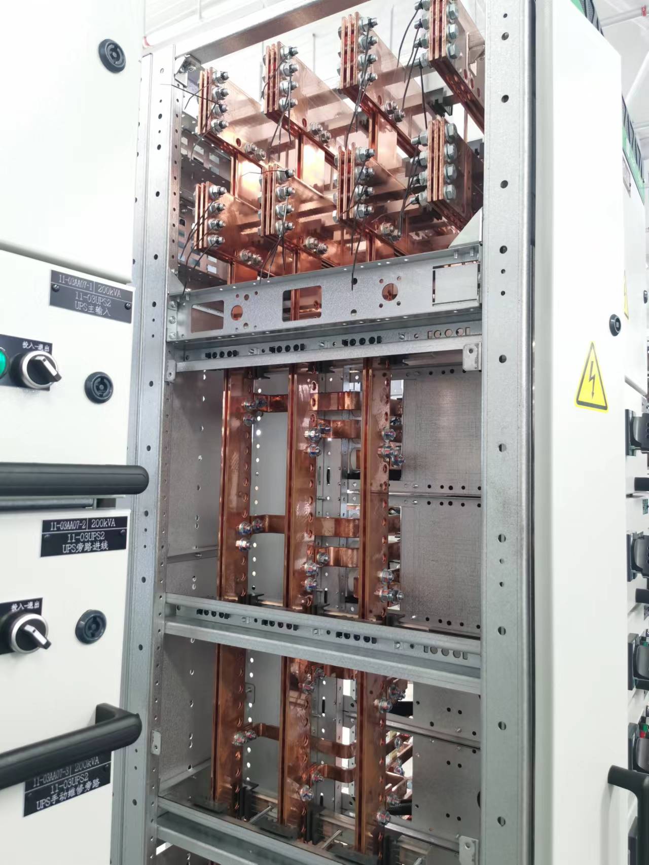 Bus duct system internal busbar configuration and connection