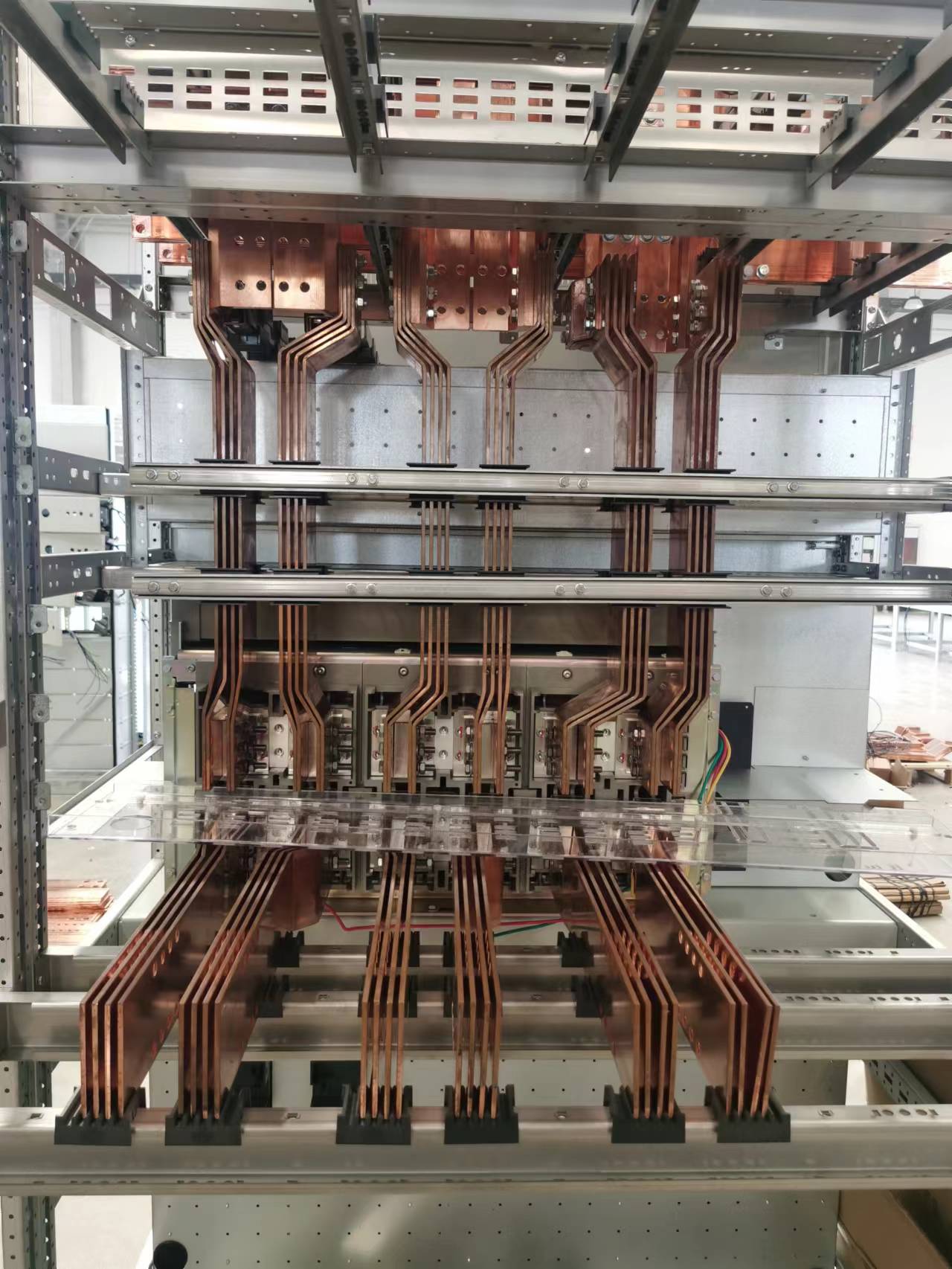 Bus duct system internal busbar configuration and connection